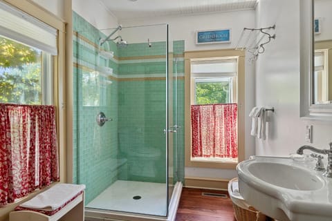 The Fourth Oak by Juniper Holiday + Home House in Three Oaks