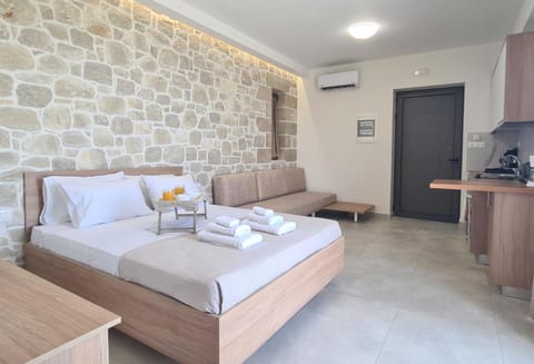 Bed, Kitchen or kitchenette, Photo of the whole room, Seating area, towels, air conditioner