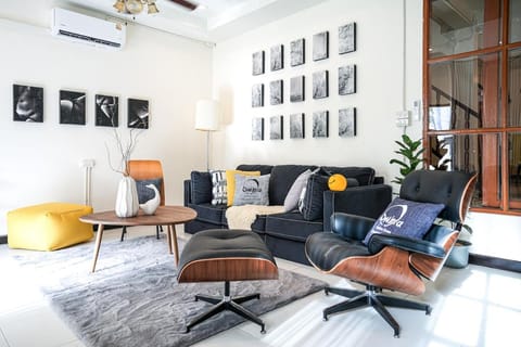 Living room, Seating area