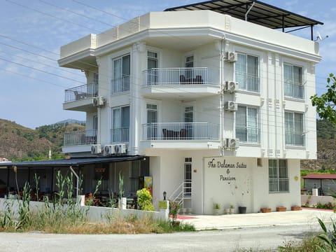 Property building, Restaurant/places to eat, Spring, Day, Natural landscape, Mountain view