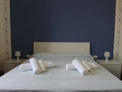 Photo of the whole room, Bedroom, towels