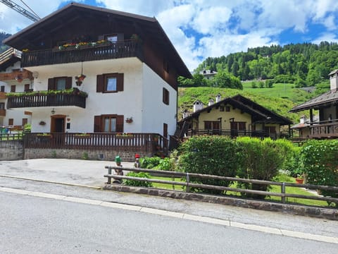 Appartamento Madama Apartment in Pie' Falcade