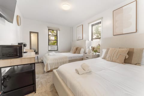 Bed, TV and multimedia, Kitchen or kitchenette, Photo of the whole room, Bedroom, towels
