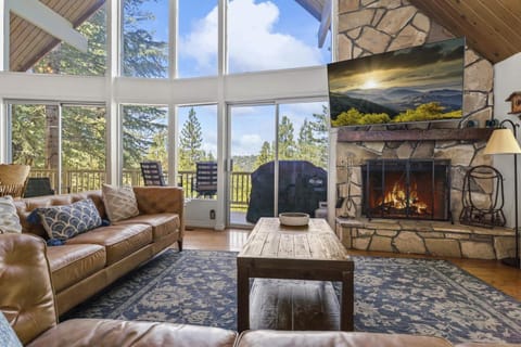Luxe Mountain Retreat Lake Village Close Game Room AC Backs up to trails House in Lake Arrowhead