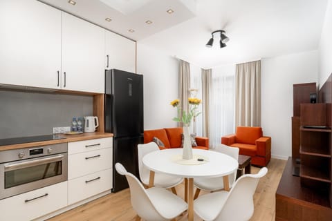 Coffee/tea facilities, Kitchen or kitchenette, Living room, Seating area, Dining area, dishwasher, stove