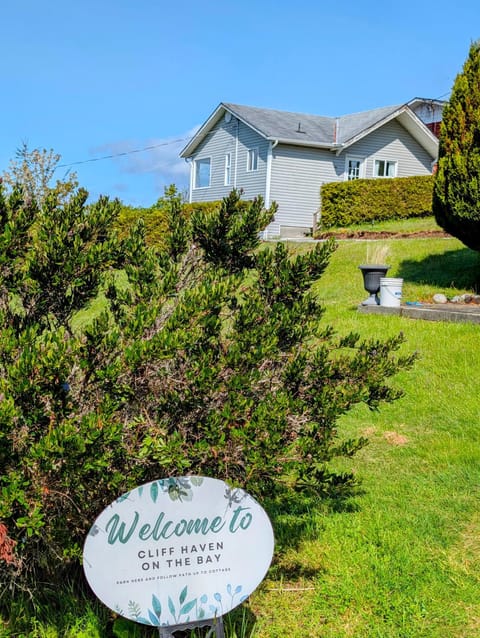 Property building, Facade/entrance, Day, Property logo or sign, Natural landscape, Garden, Beach, Tennis court, Hiking, Logo/Certificate/Sign, Garden view, Street view, internet, washing machine