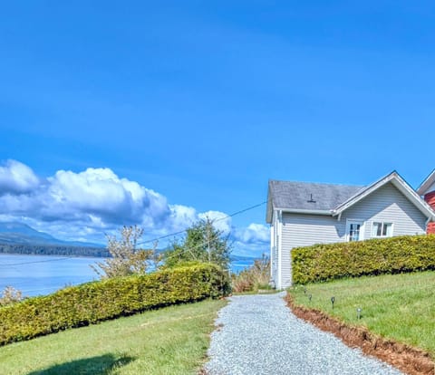 Property building, Facade/entrance, Spring, Day, Natural landscape, Garden view, Sea view
