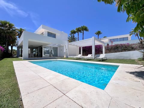 Property building, Day, Garden, Garden view, Pool view, Swimming pool, sunbed