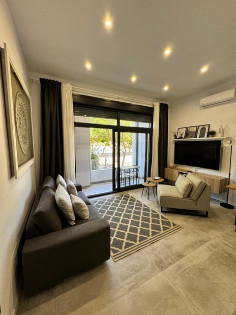 Bed, Living room, Photo of the whole room, Seating area