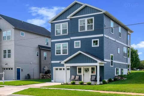 Trailside Treasure - Pool access new construction House in South Haven