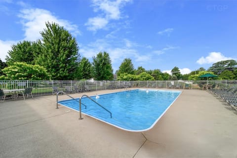 Trailside Treasure - Pool access new construction House in South Haven