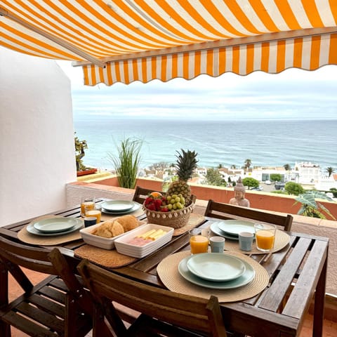 Natural landscape, View (from property/room), Balcony/Terrace, Dining area, Sea view