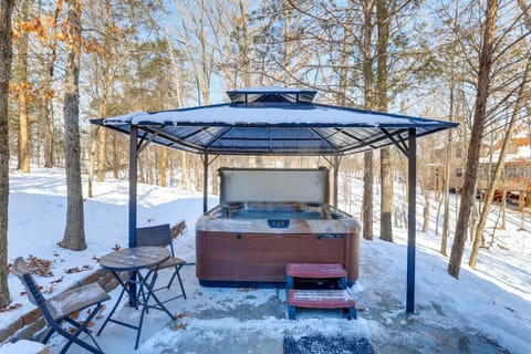 Hot Tub and Barrel Sauna! Lakefront Innsbrook Chalet House in Innsbrook
