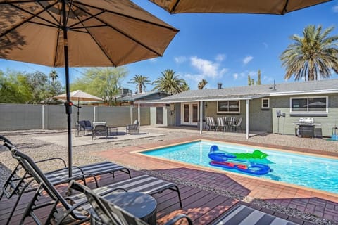 Property building, Patio, Day, Pool view, Swimming pool, sunbed