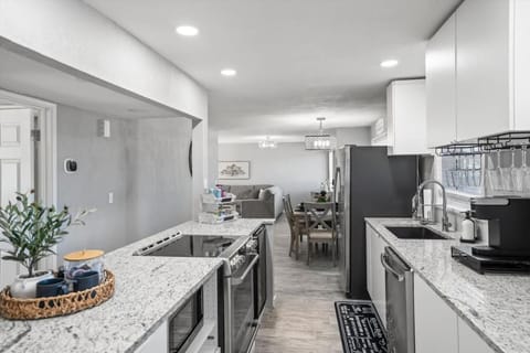 Kitchen or kitchenette, Dining area, dishwasher, minibar, oven, pet friendly, stove, toaster