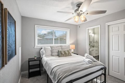 Bed, Photo of the whole room, Bedroom, fireplace