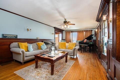 Lake Michigan Retreat- Upper Duplex House in Lake Michigan Beach