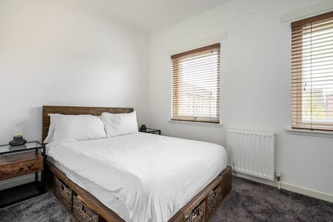 Bright, modern 2 bedroom house with free parking! Apartment in Edinburgh