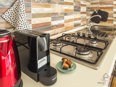 Coffee/tea facilities, Kitchen or kitchenette, stove