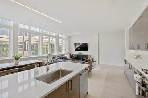 TV and multimedia, Kitchen or kitchenette, Living room, Seating area, Dining area