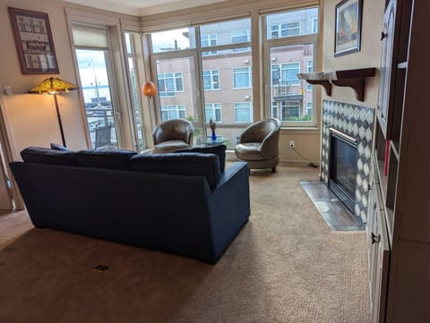 New Downtown 2 Beds, 2 Baths Waterfront Alaska 335 House in Pike Place Market