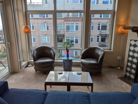 New Downtown 2 Beds, 2 Baths Waterfront Alaska 335 House in Pike Place Market