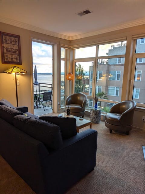 New Downtown 2 Beds, 2 Baths Waterfront Alaska 335 House in Pike Place Market