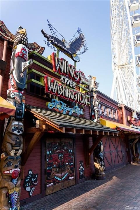 New Downtown 2 Beds, 2 Baths Waterfront Alaska 335 House in Pike Place Market