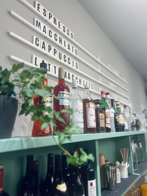 Restaurant/places to eat, Lounge or bar, Food and drinks