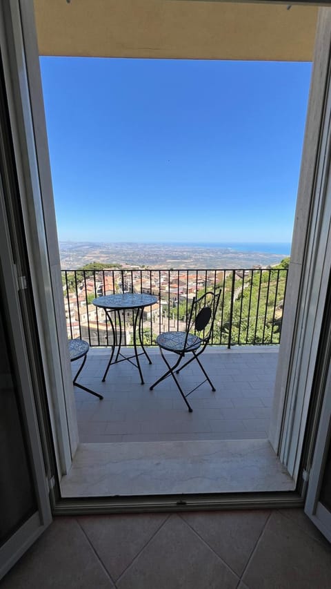 Day, Natural landscape, View (from property/room), Balcony/Terrace, Dining area, Sea view