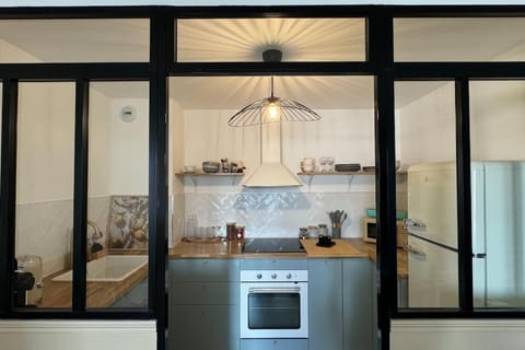 Kitchen or kitchenette, dishwasher, stove