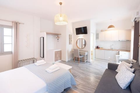 Bed, TV and multimedia, Photo of the whole room, Bedroom, towels, wardrobe