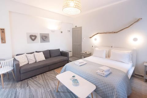 Bed, Living room, Photo of the whole room, Seating area, Bedroom, towels