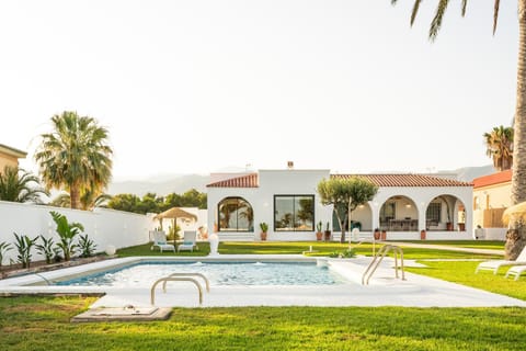 Property building, Garden, Swimming pool