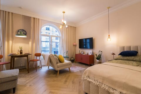 Bed, TV and multimedia, Living room, Photo of the whole room, Seating area, Bedroom