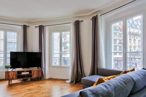 TV and multimedia, Living room, Seating area, Evening entertainment