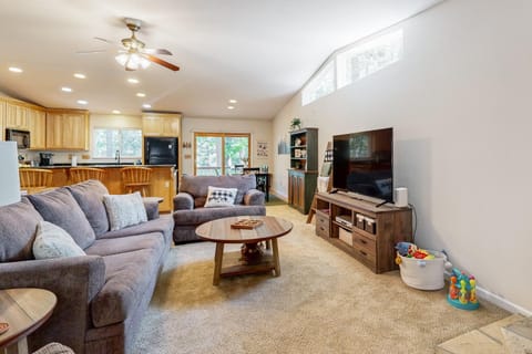 Cozy Cabin with Jetted Tub and Dog-Friendly Cabin in Arnold