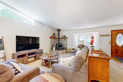 Cozy Cabin with Jetted Tub and Dog-Friendly Cabin in Arnold