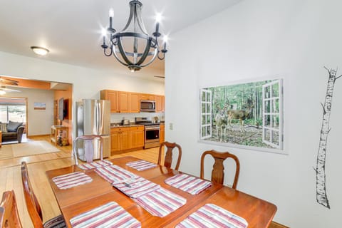 Near Saugatuck Dunes Pet-Friendly Home with Grill House in Fennville