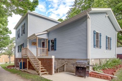 Near Saugatuck Dunes Pet-Friendly Home with Grill House in Fennville