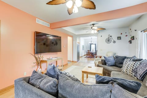 Near Saugatuck Dunes Pet-Friendly Home with Grill House in Fennville