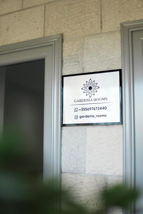 Logo/Certificate/Sign, Text overlay