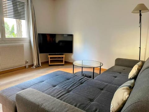 Superbe 51m2 RDC proche Défense Apartment in Puteaux