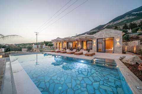 Property building, Patio, Day, Mountain view, Pool view, Swimming pool, sunbed