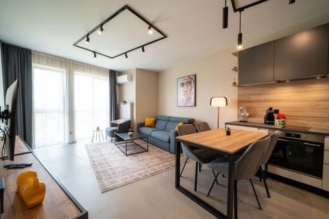 TV and multimedia, Kitchen or kitchenette, Living room, Seating area, Dining area