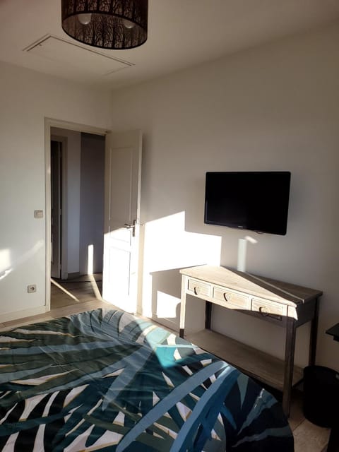 TV and multimedia, Photo of the whole room, Bedroom