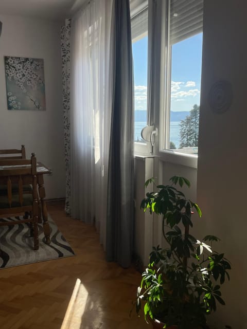 Dining area, Lake view