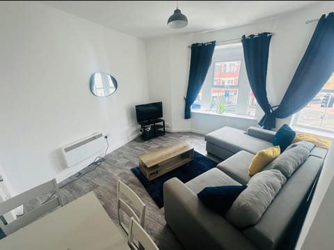 Cardiff flat 3 mins to city centre sleeps up to 6 Apartment in Cardiff