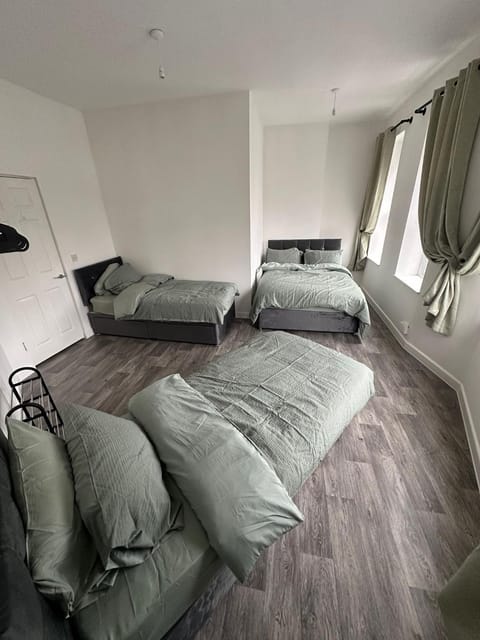 Cardiff flat 3 mins to city centre sleeps up to 6 Apartment in Cardiff