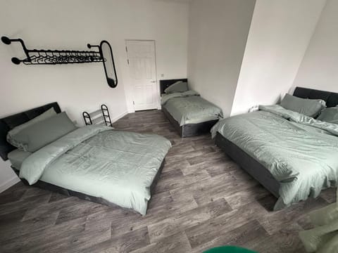 Cardiff flat 3 mins to city centre sleeps up to 6 Apartment in Cardiff